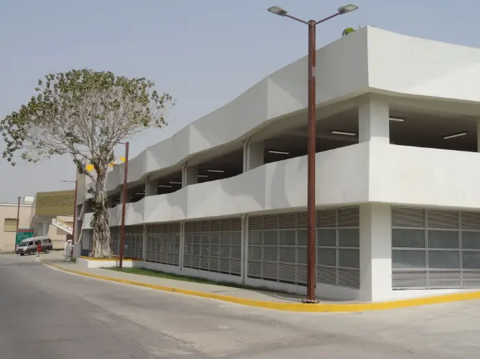CemTrox in white marble color is applied over a parking plaza. The walls are beautifully waved shape and CemTrox perfectly wraps on its shape. 