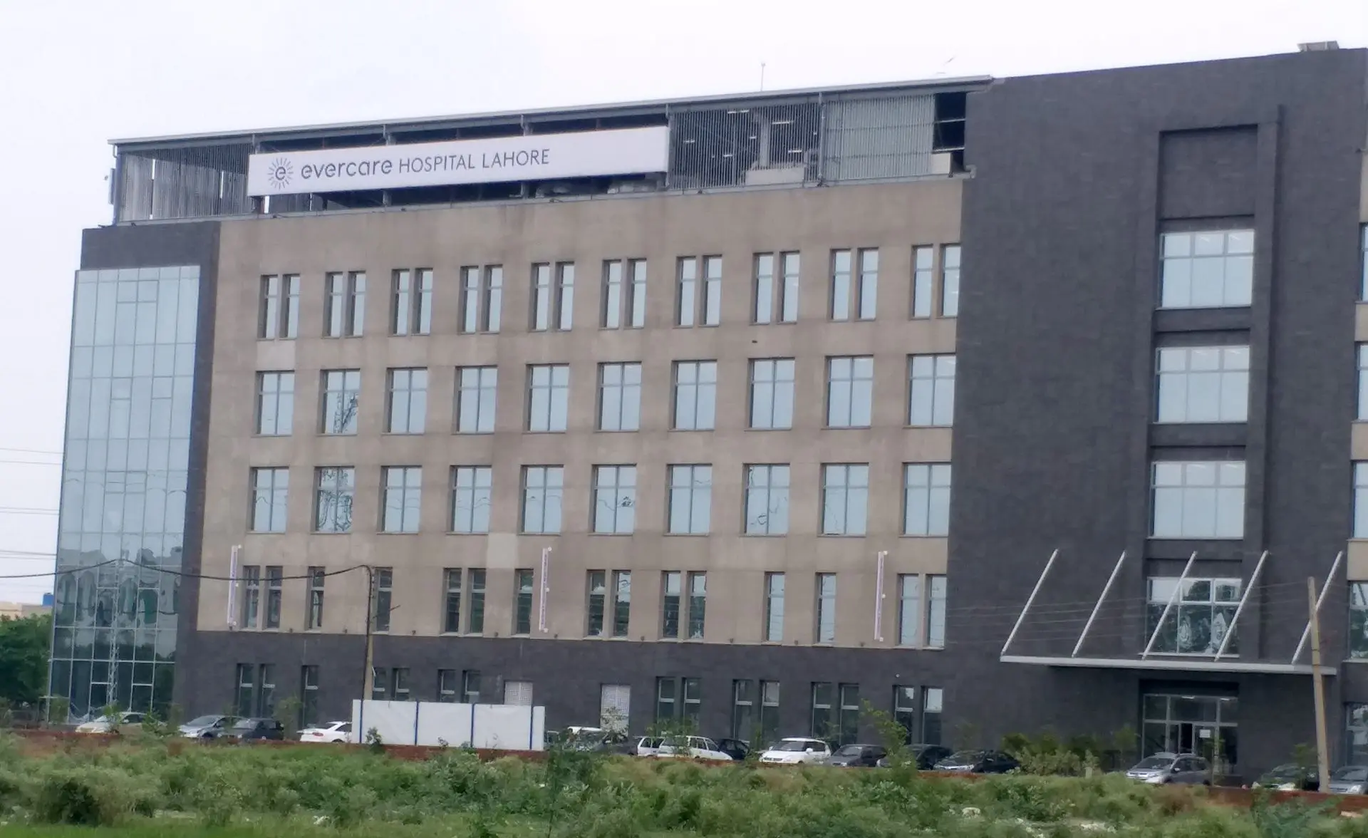 A hospital building in Lahore city, with CemTrox coating in beige color.  The facade is complemented with grey stones. 